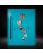 Puerta pivotante de aluminio turquesa con ventanas circulares.