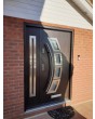 Puerta de entrada de acero inoxidable Wenge con un panel lateral.