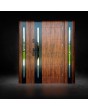 Puerta de entrada de metal macizo color roble dorado con dos paneles laterales.