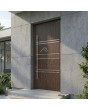 Puerta de entrada de aluminio wengué con rayas horizontales.