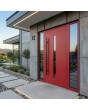Puerta exterior roja de aluminio con panel de vidrio a izquierda y derecha.