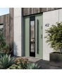 Puerta contemporánea de acero inoxidable verde con marco negro alrededor del cristal