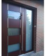 Puerta de entrada moderna de aluminio con aislamiento térmico en caoba y cristal.
