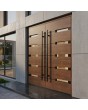 Puerta de entrada de aluminio con doble bisagra en tono roble dorado