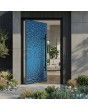 Puerta pivotante de aluminio recubierta con chapa de acero inoxidable azul.