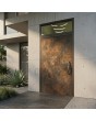 Puerta batiente de aluminio LIM con panel superior de vidrio.