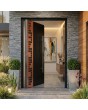 Puerta pivotante de aluminio negro recubierta de chapa de cobre con cuadrados recortados.