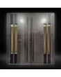 Puerta doble de aluminio con entrada frontal de bronce