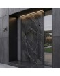 Puerta abatible de aluminio revestida con cuarzo sinterizado Calacatta Black.