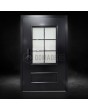Puerta tradicional de aluminio con acabado lacado en negro.