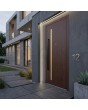 Puerta principal de aluminio color caoba con un bonito diseño moderno
