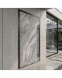 LIM Grigio: puerta abatible de aluminio recubierta de cuarzo sinterizado gris.
