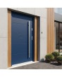 Puerta de entrada contemporánea de acero azul con nervaduras