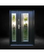 Puerta de entrada residencial de acero color antracita oscuro con cristal.
