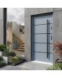 Puerta de entrada minimalista de acero gris con rayas negras para una vivienda moderna