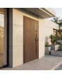 Puerta de entrada de aluminio color nogal para vivienda con cristal
