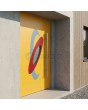 Puerta principal de aluminio naranja con óvalos de colores.