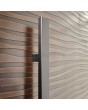 PIVOT M16 - Puerta de entrada delantera de aluminio con bisagras y textura de metal fresado.