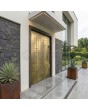 Puerta de entrada con bisagras de aluminio con textura de latón amarillo de metal fresado.