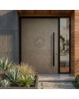 Puerta de entrada de aluminio recubierta con metal líquido marrón.