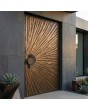 Puerta abatible de aluminio con textura marrón de metal fresado.