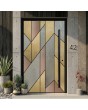Puerta de entrada con bisagras de aluminio negro recubierta con metal líquido de diferentes colores.