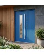 Puerta de entrada metálica azul con panel lateral