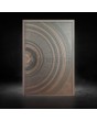 Puerta pivotante de aluminio bronce con textura de metal fresado.