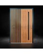 Puerta pivotante de aluminio en tono roble dorado con lamas verticales negras fabricadas con perfiles de aluminio