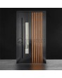 Puerta pivotante de aluminio con lamas verticales de perfiles de aluminio