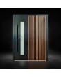 Puerta pivotante de aluminio negro con lamas verticales fabricadas con perfiles de aluminio.