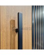 LIM RAIL6 - puerta principal de aluminio con lamas verticales negras de perfiles de aluminio