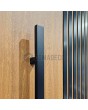 PIVOT RAIL6 - puerta pivotante de aluminio con lamas verticales negras de perfiles de aluminio
