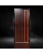 Puerta de entrada de aluminio color caoba con listones verticales negros fabricados con perfiles de aluminio.