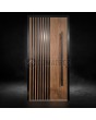 Puerta de entrada de aluminio color nogal con lamas verticales negras fabricadas con perfiles de aluminio.