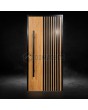 Puerta de entrada de aluminio color roble dorado con lamas verticales negras fabricadas con perfiles de aluminio.