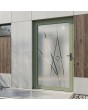 Puerta de entrada de aluminio verde con motivos decorativos transparentes