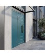 Puerta principal giratoria de color turquesa con rayas