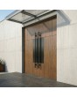 Puerta de entrada doble de aluminio con textura de madera de nogal y detalles en negro