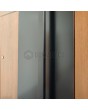LIM V35 - Puerta de entrada de aluminio con textura de madera y decoración inoxidable.