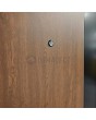LIM V35 - Puerta de entrada de aluminio con textura de madera y decoración inoxidable.