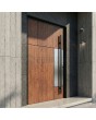 Puerta de entrada de aluminio antracita con textura de madera y decoración inoxidable.