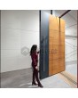 Puerta principal con bisagras de aluminio y decoración de madera de roble dorado.