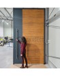 Puerta de entrada de aluminio antracita con decoración de madera de roble dorado.