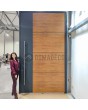Puerta principal con bisagras de aluminio y decoración de madera de roble dorado.