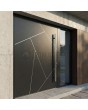 Puerta de entrada pivotante de aluminio elegante en color antracita con rayas.