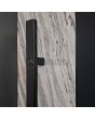 LIM V41: puerta de entrada de aluminio con acabado de piedra blanca