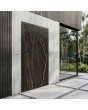 Puerta abatible de aluminio revestida con cuarzo sinterizado Noir Desir.