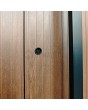 LIM v62 doble: puerta doble de aluminio con rayas verticales.