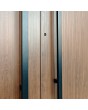 LIM v62 doble: puerta doble de aluminio con rayas verticales.
